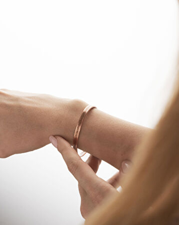 İçi Dövme Desenli Dışı Ayetel Kürsi Yazılı İnce Bakır Bilezik