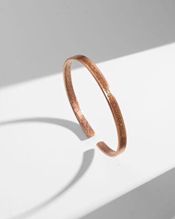 İçi Doku Desenli Dışı Ayetel Kürsi Yazılı İnce Bakır Bilezik