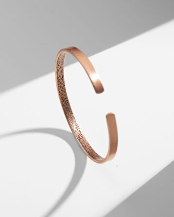 İçi Doku Desenli Dışı Ayetel Kürsi Yazılı İnce Bakır Bilezik