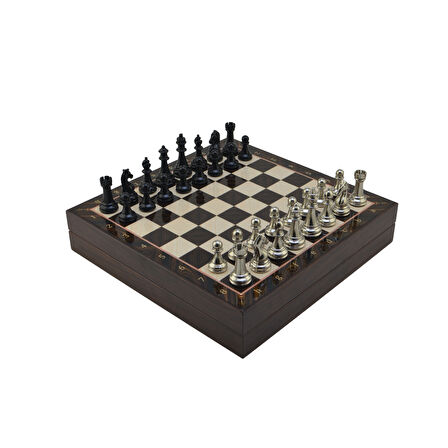 GiftHome Orta Boy Premium Black Metal Klasik Satranç Takımı ve Ceviz Desenli Sandıklı MDF Tahtası (30X30X6 cm.)