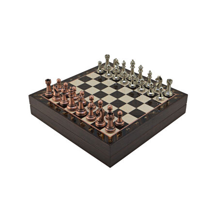 GiftHome Orta Boy Antik Metal Klasik Satranç Takımı ve Ceviz Desenli Sandıklı MDF Tahtası (30X30X6 cm.)