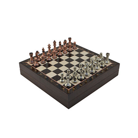 GiftHome Orta Boy Antik Metal Klasik Satranç Takımı ve Ceviz Desenli Sandıklı MDF Tahtası (30X30X6 cm.)
