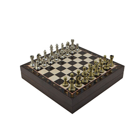 GiftHome Orta Boy Parlak Metal Klasik Satranç Takımı ve Ceviz Desenli Sandıklı MDF Tahtası (30X30X6 cm.)
