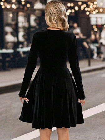 Kadın Uzun Kollu Kruvaze Yakalı Toka Detaylı Mini Kadife Elbise