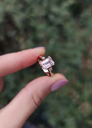 Morganite Baget Pırlantalı Tek Taş Yüzük - AK0160