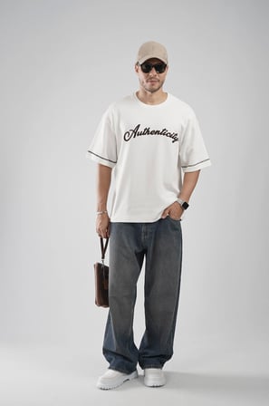 Oversize Kalıp Authenticity Nakış Detaylı Tişört