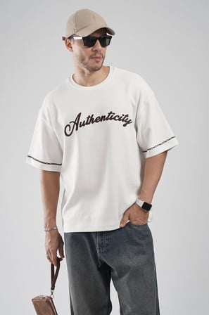 Oversize Kalıp Authenticity Nakış Detaylı Tişört