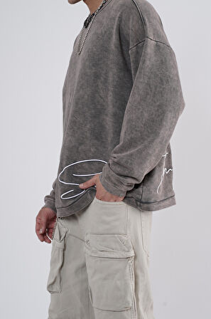 Yıkamalı Oversize Kalıp Nakışlı Sweatshirt