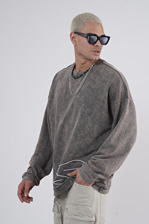 Yıkamalı Oversize Kalıp Nakışlı Sweatshirt