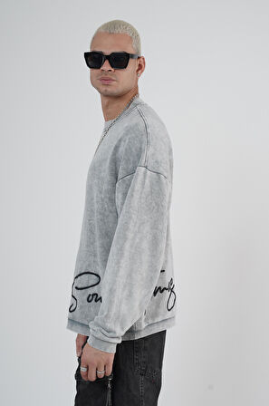 Yıkamalı Oversize Kalıp Nakışlı Sweatshirt
