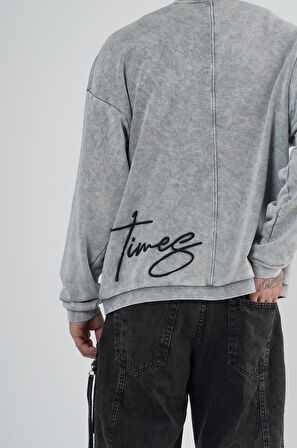Yıkamalı Oversize Kalıp Nakışlı Sweatshirt