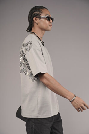 Sırtı Etnik Desenli Baskılı Oversize Kalıp Tişört