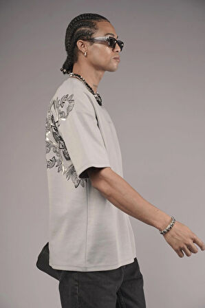 Sırtı Etnik Desenli Baskılı Oversize Kalıp Tişört