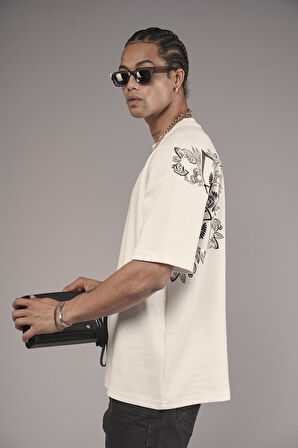 Sırtı Etnik Desenli Baskılı Oversize Kalıp Tişört