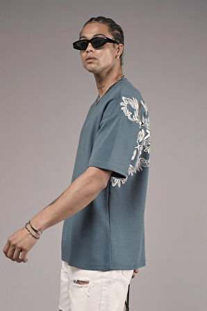 Sırtı Etnik Desenli Baskılı Oversize Kalıp Tişört