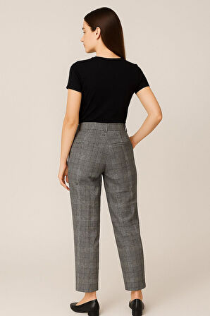 Kadın Siyah Çizgili Pantolon – Yüksek Bel, Havuç Paça, Rahat Kesim Günlük ve Ofis Şıklığı