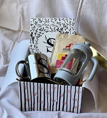 Kişiye Özel Harfli Çiçek Tasarımlı Sert Kapaklı Defter Gümüş Kupa French Press Ve Filtre Kahve Hediye Seti