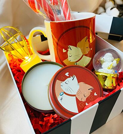 Sevimli Aşık Kediler Tasarımlı Mum Kupa Ve Altınyaldızlı Melek Kar Küresi Set