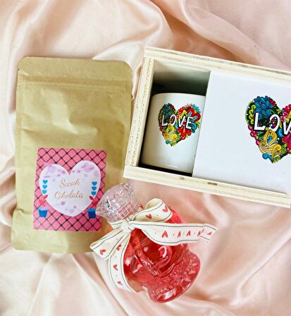 Kalp Love Tasarımlı Kutulu Kupa Ve Japon Kiraz Çiçeği Esanslı Kolonya Set