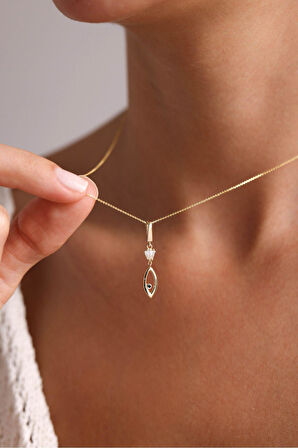 Beyaz Baget Taşlı Balık Kilitli Charm Kolye