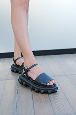 Kadın Siyah Hakiki Deri Piramit Taban Sandalet