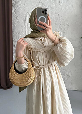 2508 Yarım Pat Fırfır Detaylı Bağıcıklı Bürümcük Elbise