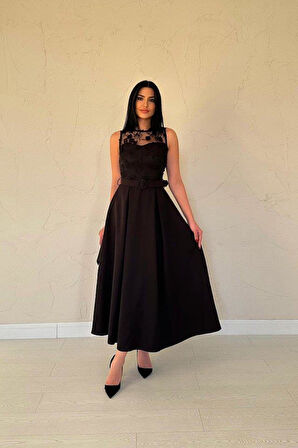 Siyah Önü Dantel Detaylı Kemerli Elbise
