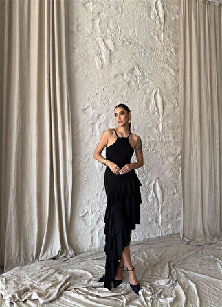 GÜLLÜ ELBİSE ASİMETRİK KATLI - Siyah