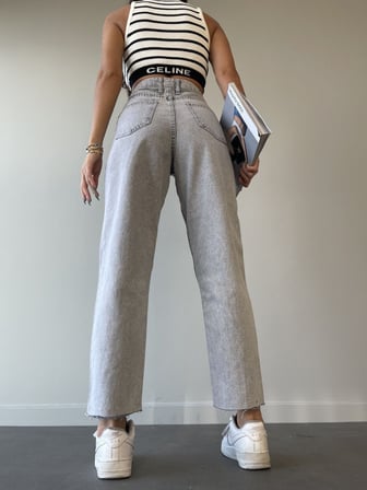 Kadın Açık Gri Yıkamalı Yırtıklı Mom Fit Jean Pantolon
