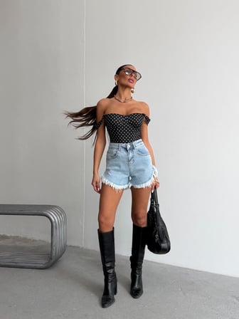 Kadın Yüksek Bel Püsküllü Jean Şort - Yanları Kavisli Yırtık Detaylı Denim Şort