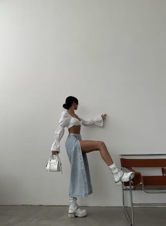 Kadın Yüksek Bel Düğmeli Denim Midi Etek – %100 Pamuk