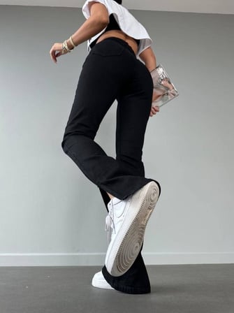 Önü Metal Düğmeli Yüksek Bel Paçası Yırtmaçlı Flare Lıkralı Denim Pantolon