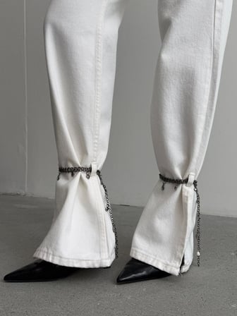 Kadıni Yüksek Bel Paçası Zincir Detaylı Yırtmaçlı Jean Pantolon