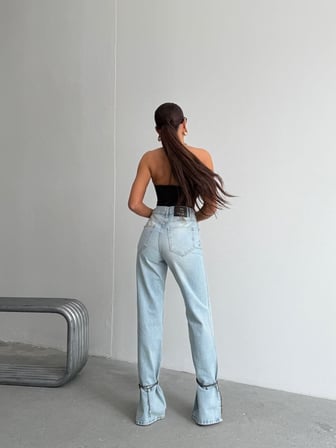 Kadıni Yüksek Bel Paçası Zincir Detaylı Yırtmaçlı Jean Pantolon