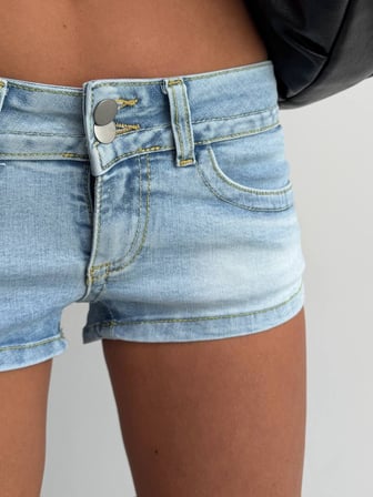 Kadın Düşük Bel Mini Denim Şort Arkası Kapaklı Cepli Kot Şort