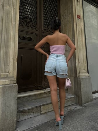 Yüksek Bel Kalça Altı Yırtık Detaylı Kıvrık Paça Denim Şort