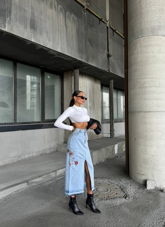 Çiçek Nakış Detaylı Yırtmaçlı Denim Midi Etek