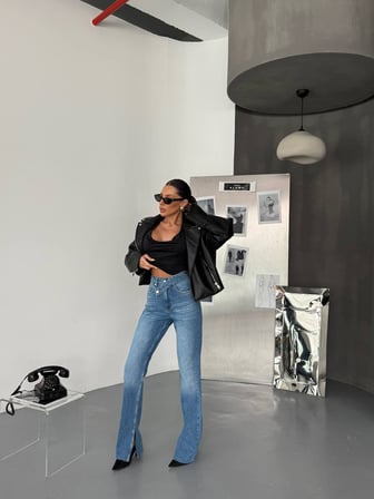 Asimetrik Kemer Detaylı Yüksek Bel Bol Paça  Denim Pantolon