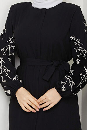 Kolları Çiçek Nakışlı Kuşaklı Ferace Siyah HM2727
