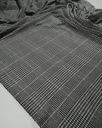 Siyah Beyaz Renklerde Jakarlı Örme Kumaş 140x280cm