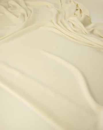 Ekru Krem Arası Renkte Krep Kumaş En: 145cm