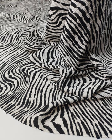 Siyah Beyaz Renklerde Irmak Örme Bürümcüklü Jarse Kumaş 150x150cm