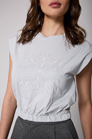 Kadın T-Shirt Gri Beli Lastikli Vatkalı Görünümlü Önü Nakışlı Basic - 2507