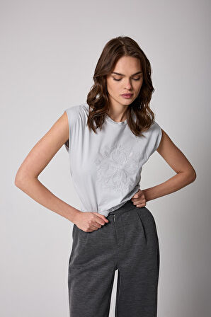 Kadın T-Shirt Gri Beli Lastikli Vatkalı Görünümlü Önü Nakışlı Basic - 2507