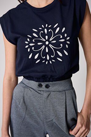Kadın T-Shirt Lacivert Beli Lastikli Vatkalı Görünümlü Önü Nakışlı Basic - 2507
