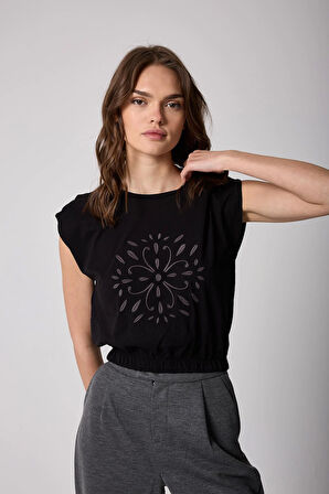 Kadın T-Shirt Sİyah Beli Lastikli Vatkalı Görünümlü Önü Nakışlı Basic - 2507