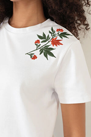 Amida Beyaz Omuzu Çınar Yaprağı Nakışlı Basic Crop T-shirt- 2411