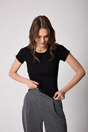 Kadın T-Shirt Siyah Fitilli Slim Fit Kısa Kol Baby Overlok Detaylı Basic - 2511