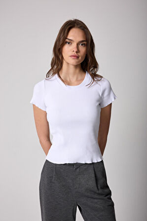 Kadın T-Shirt Beyaz Fitilli Slim Fit Kısa Kol Baby Overlok Detaylı Basic - 2511