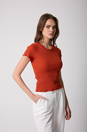 Kadın T-Shirt Kiremit Rengi Fitilli Slim Fit Kısa Kol Baby Overlok Detaylı Basic - 2511